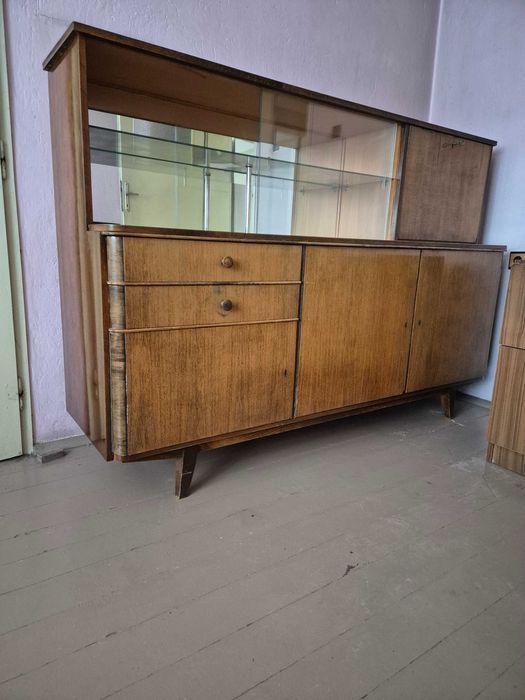 Голям дървен бюфет