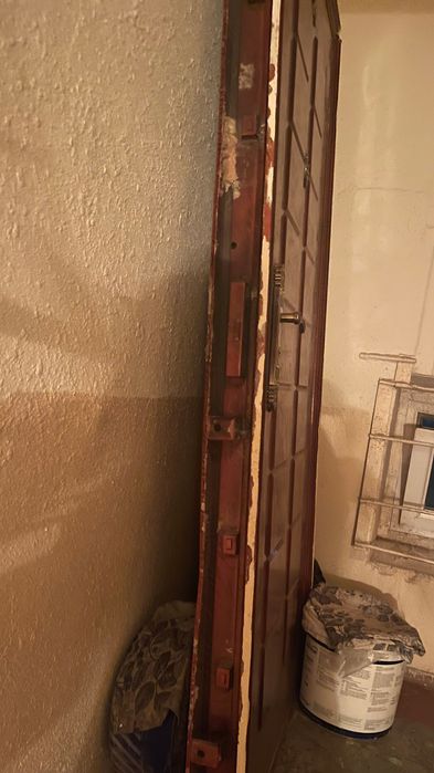 Дверь входная, металическая.