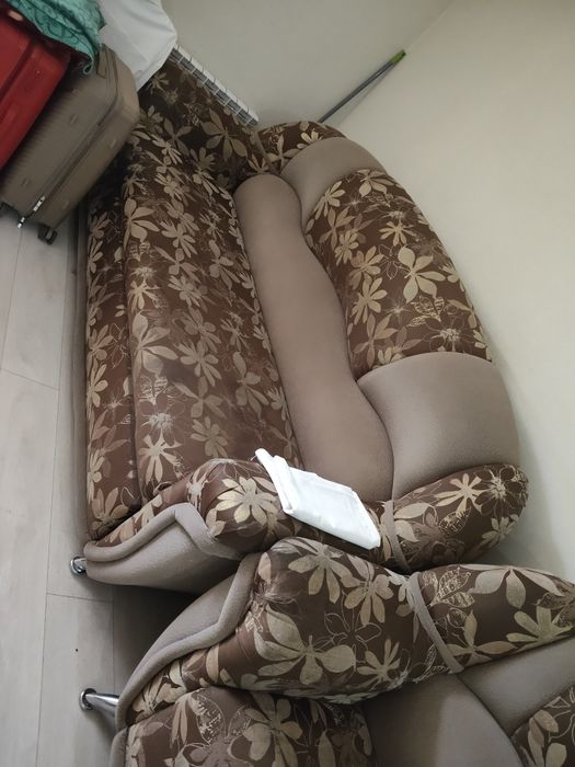 Бесплатно отдам диваны и кресло