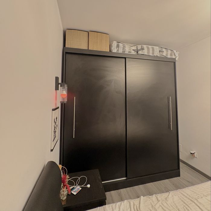 Dulap cu uși glisante- Modern și încapator
