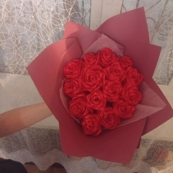 Розы из атласных лент.