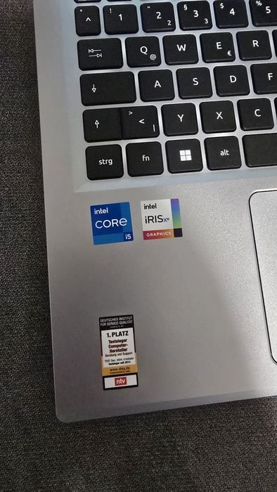 Vand laptop nou