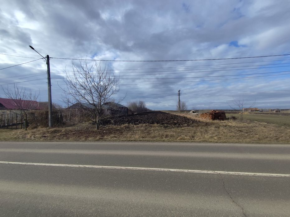 Teren intravilan și casa bătrânească cu gradina