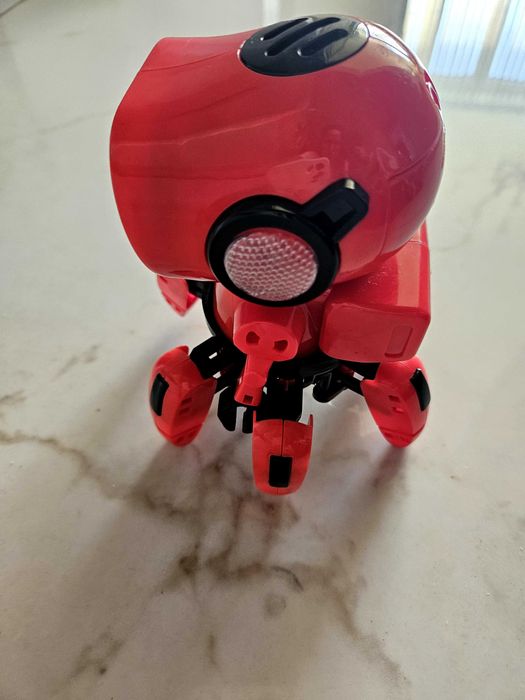 Танцуващ и пеещ робот