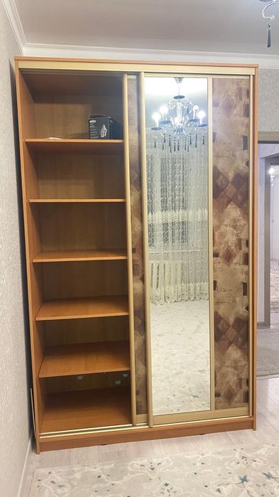 Продадим шкаф с зеркалом двухдверный