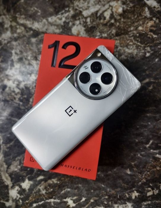 OnePlus 12 почти новый