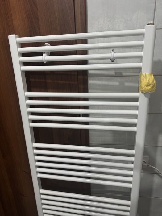 Vând calorifer portprosop pentru baie, din oțel, în stare foarte bună.