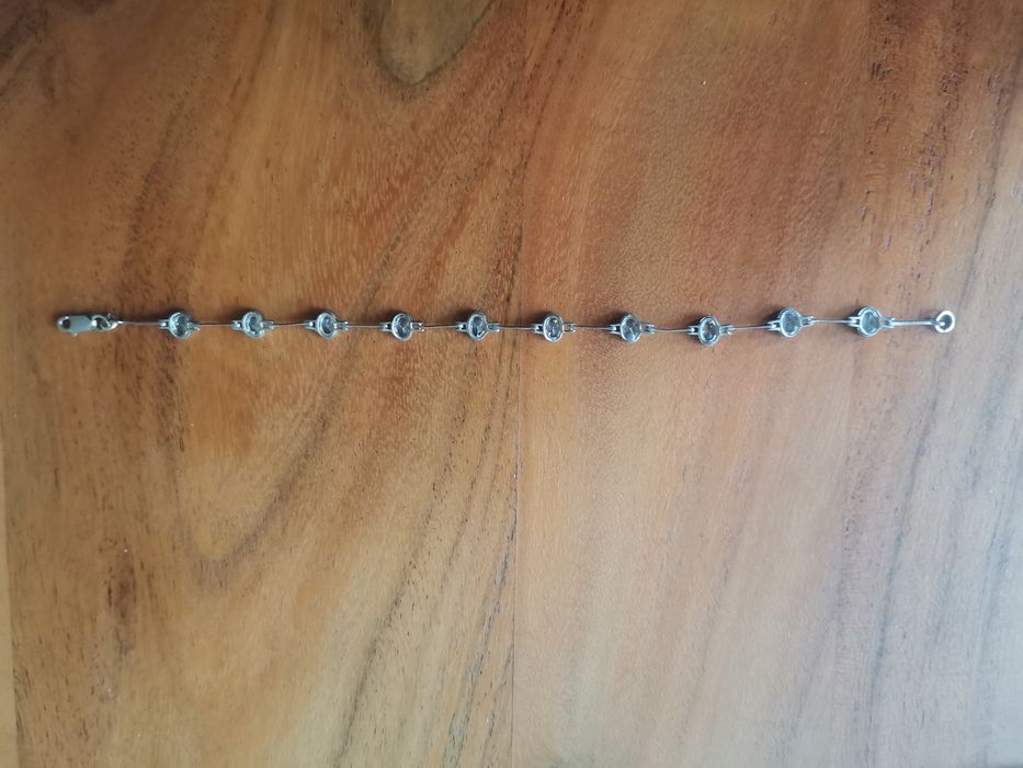 Нежна сребърна гривна с цирконии