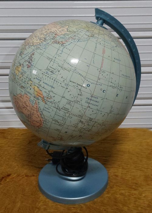 Светещ глобус на английски език