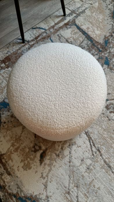 Продам пуфик белый