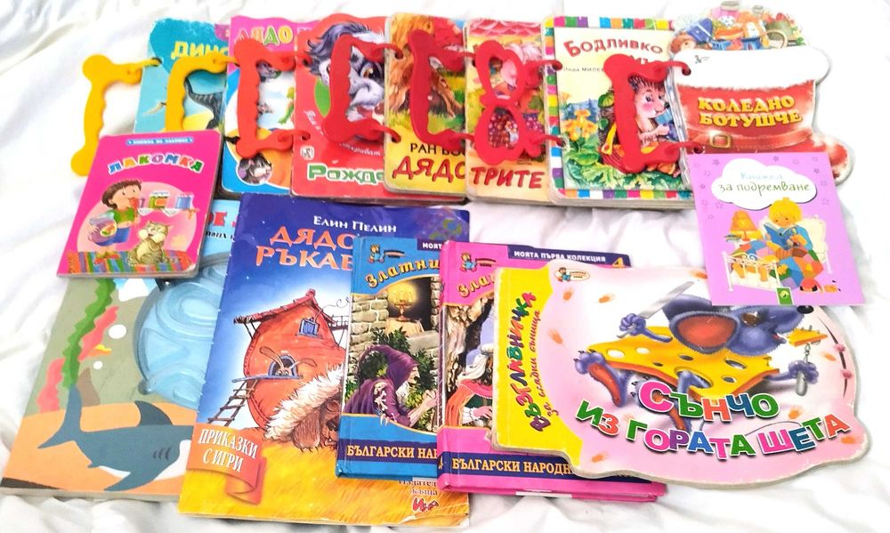 Детска раница с учебни книжки.