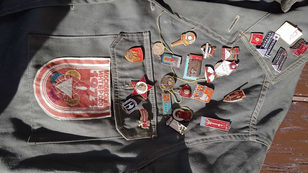 Продавам уникална рубашка  с 24бр. значки.