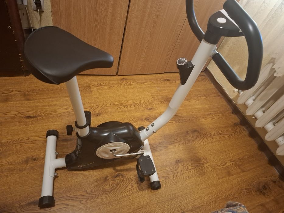 Vând bicicletă fitness pentru antrenamente acasă