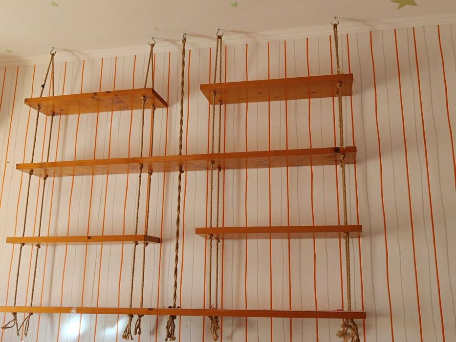 Етажерки / висящи