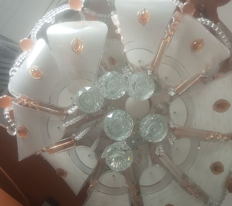 Люстра стояла в зале с блютузом