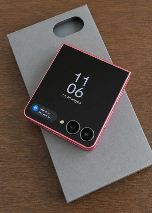 Samsung Z Flip 7 coral red