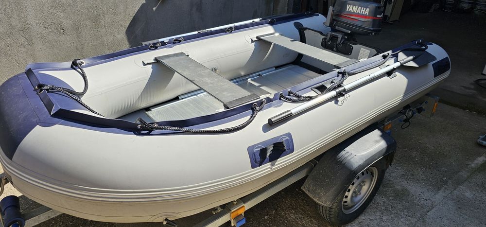 Barca gonflabila cu motor
