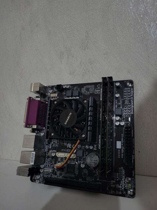 Продам материнская плата GIGABYTE GA-E601 0N