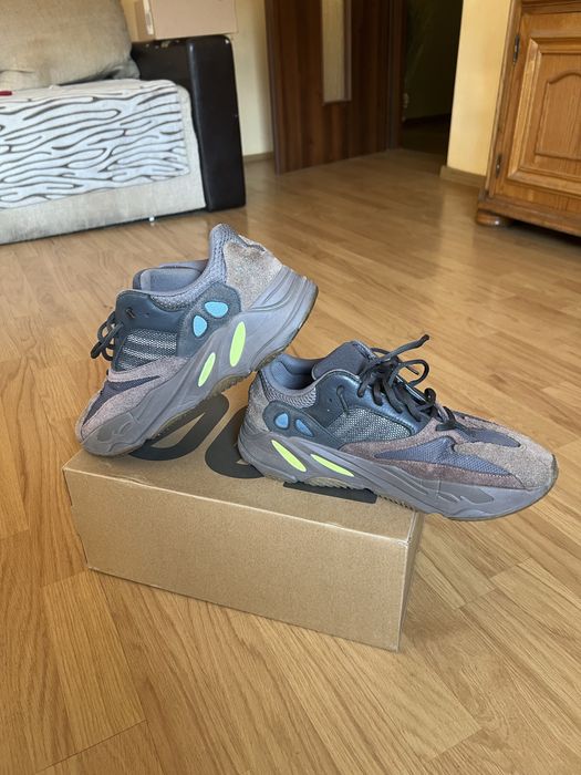 Adidas Yeezy 700 Mauve