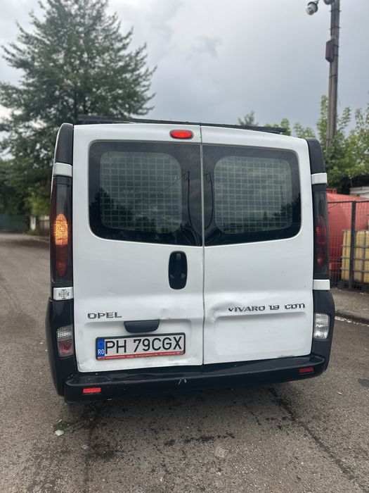 Vand opel vivaro 6 locuri+ marfa 1.9 tdci ,