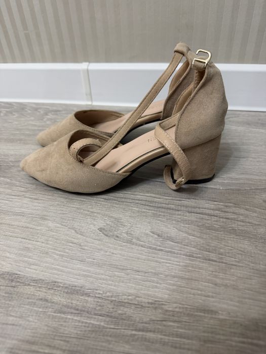 Продам туфли бежевые