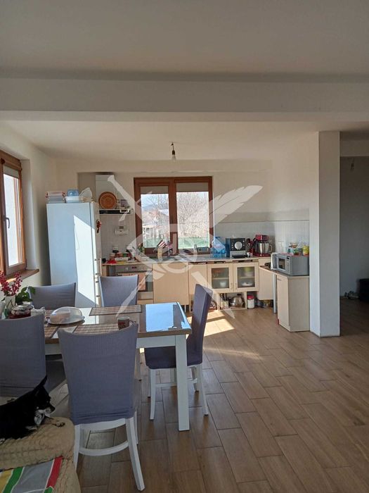 Двуетажна къща с двор в с. Горица