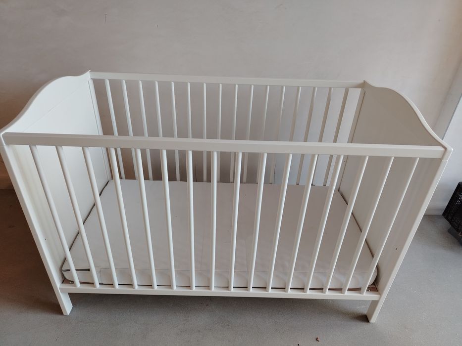 Дървено бяло  легло