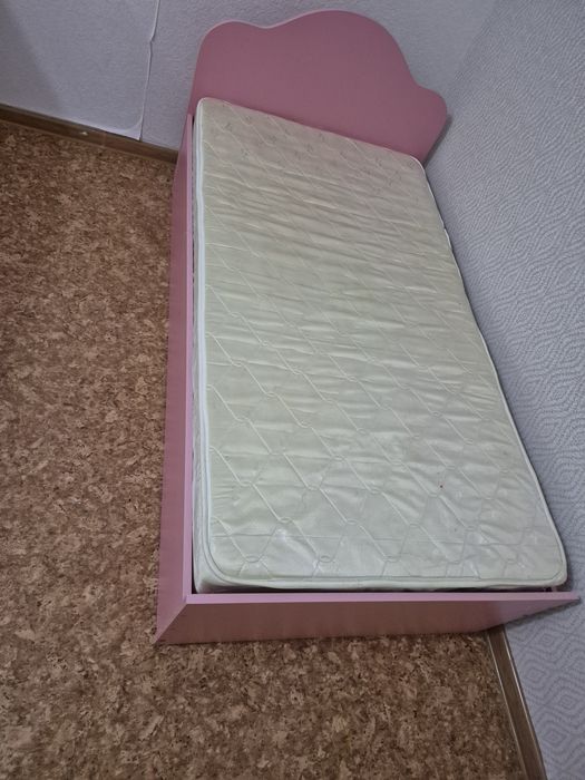 Продам детскую кровать и шкафчик