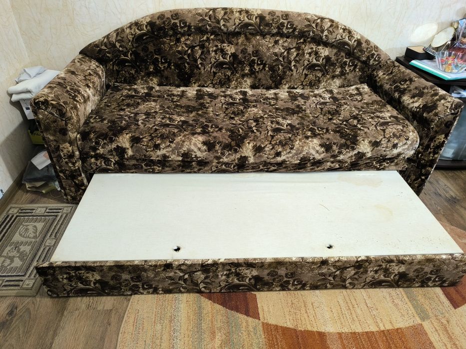 Подарявам практичен и удобен  диван