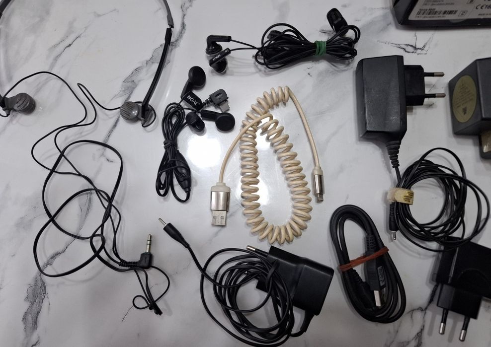 Телефоны NOKIA5800,SAMSUNG X100,Artel,на запчасти+зарядки+наушники.