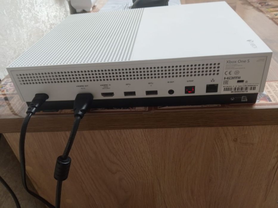 Xbox one s с 2 джостиками 1тб