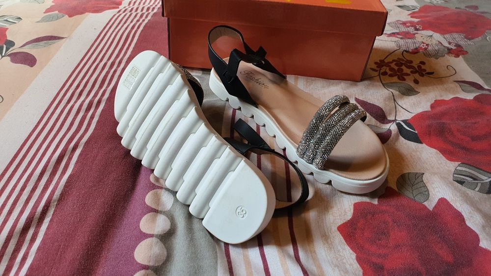 Черни сандали със сребристо