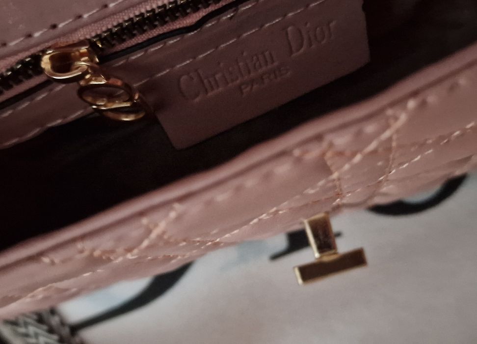 Geanta roz pudra,model crossbody,logo metalic auriu, saculet  inclus