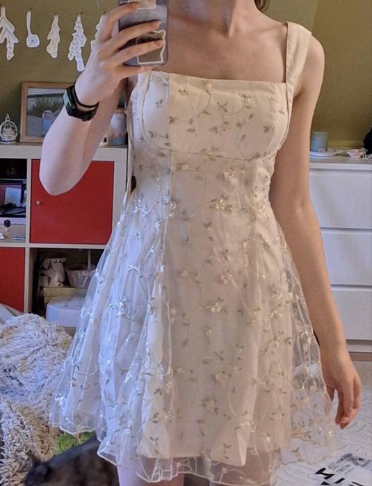 Бяла разкроена рокля