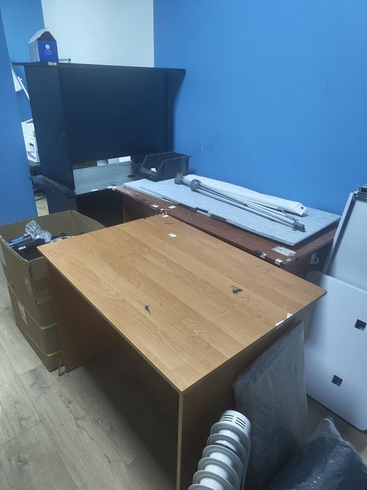 Продам столы тумбы кресла