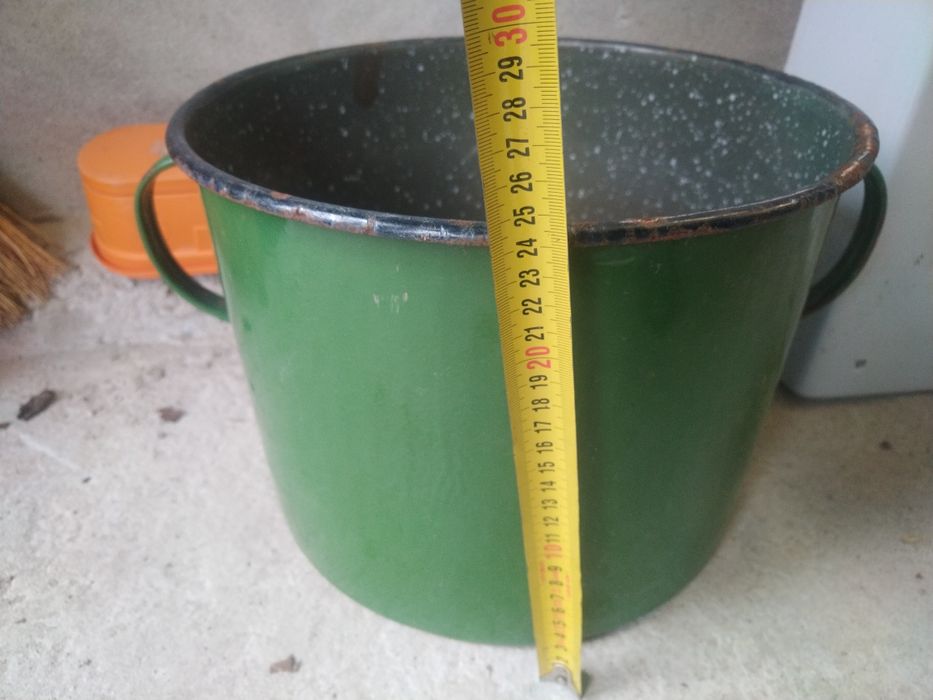 Продавам голяма емайлирана  тенджера от социализма с забележки.
Цена 3