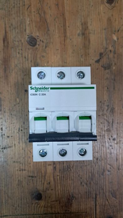 Триполюсни автоматични прекъсвачи  Шнайдер