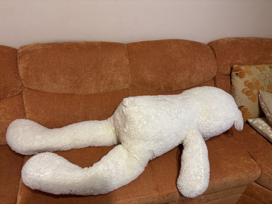 Голям бял плюшен мечок