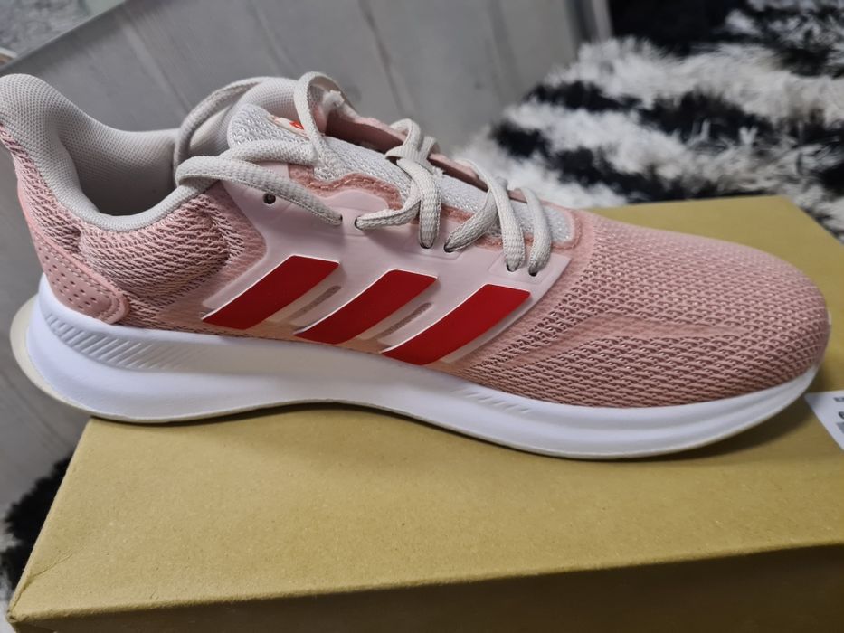 Vand adidasi adidas,material textil