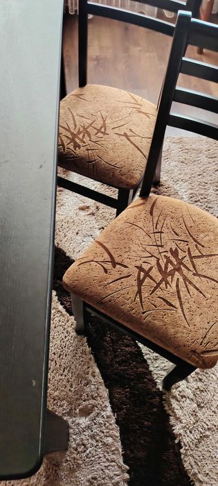 Трапезна маса със столове