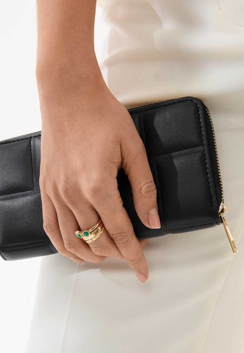 Женский кошелёк чёрного цвета — компактный и стильный аксессуар