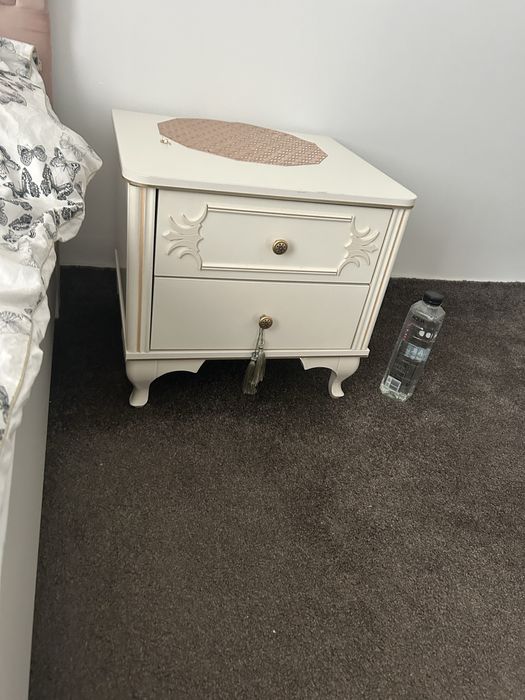 Pat tapitat roz pudra si noptiera