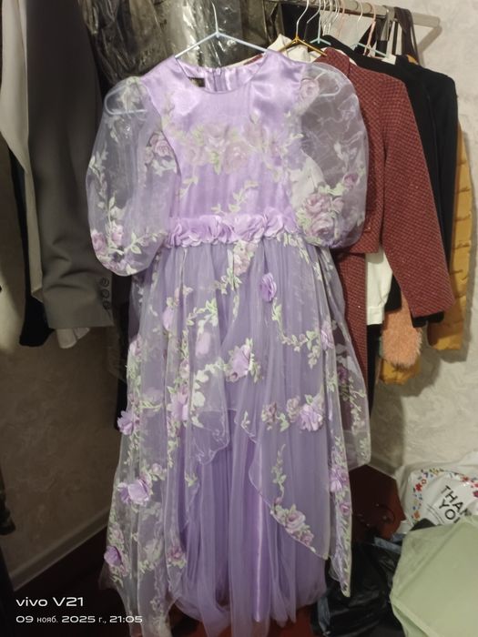 Продаю нарядное платье на девочку 7-9 лет