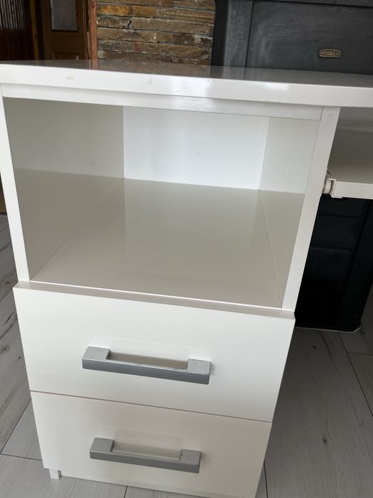 Продавам бяло бюро