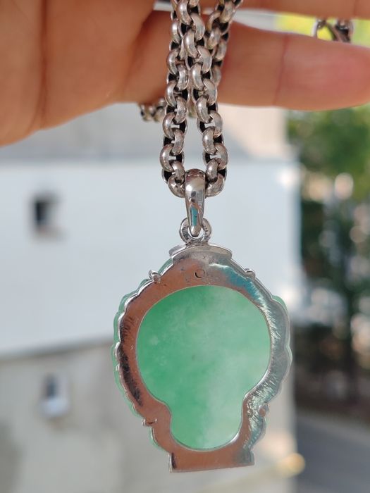 Pandant din jad verde in montura de argint