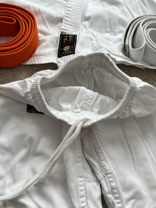 Karate costum marimea 130+ 2 centuri