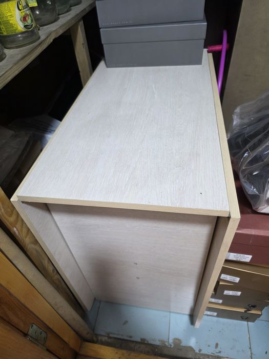 Продам стол книжку.