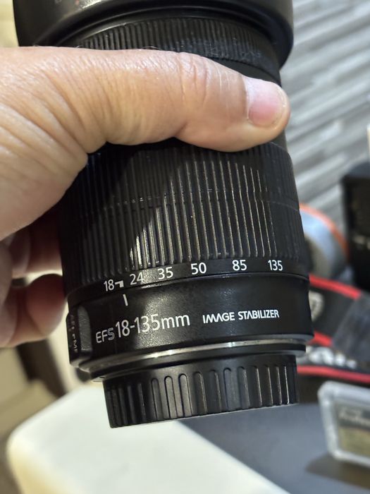 Фотоапарат в отлично състояние!Canon D7+обектив 18/135 Промоция !!!