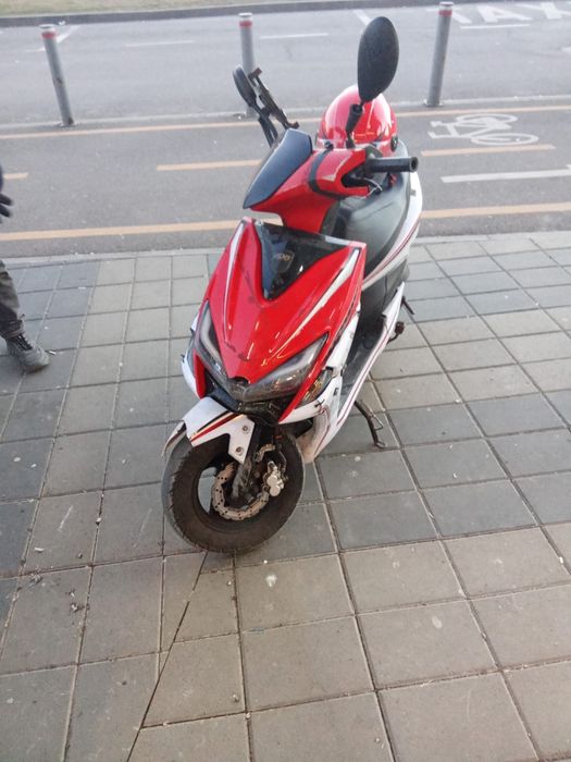 Dau spre vanzare 2 scutare un rdb și un sim   cu motoare de 49 si setu