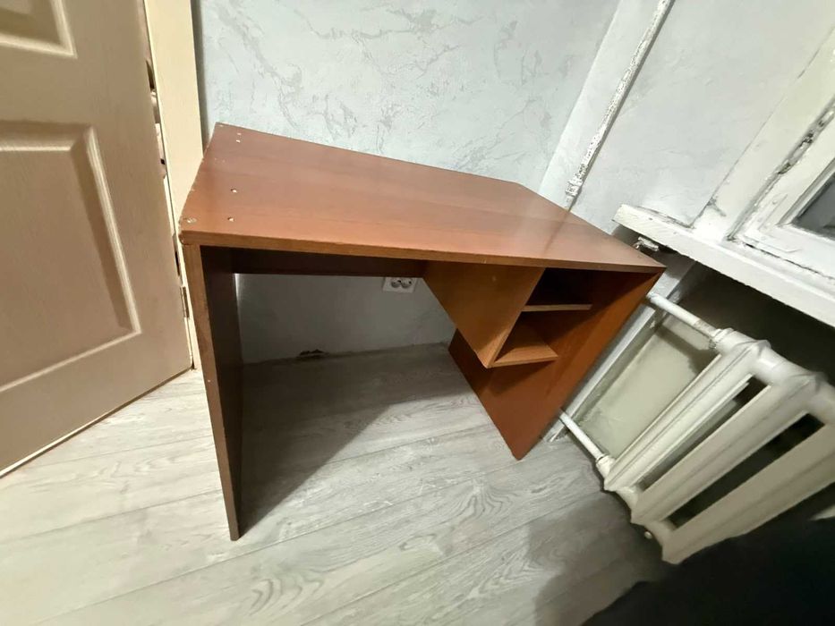 Стол для учебы офиса